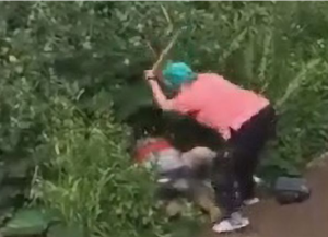 Umukecuru yafashe umugabo n'umugore bari gusambanira mu gihuru arabahondagura karahava [AMAFOTO]