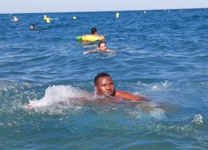 IFOTO Y'UMUNSI: Hon.Bamporiki na madamu we baryohewe n'ibiruhuko i Burayi