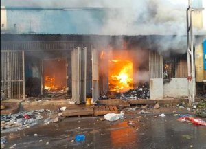 Burundi bwigeze gutabarwa n'u Rwanda isoko ryahiye,bwahishije amaduka atanu ibyarimo birakongoka