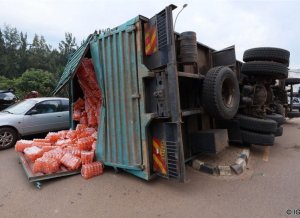 Gasabo: Ikamyo yaritwaye Fanta yakoze impanuka ikomeye[AMAFOTO]