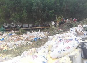 Kamonyi: Ikamyo yari yikoreye amatoni ya SOSOMA yakoze impanuka abaturage babuzwa kuyegera 