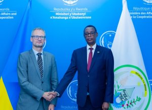 Gen (Rtd) Kabarebe yakiriye mu biro bye Umuyobozi w'Ishami ry'u Busuwisi rishinzwe Afurika