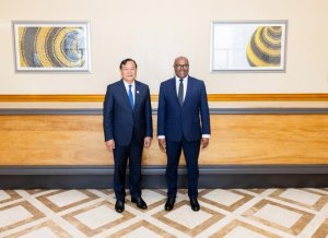 Minisitiri w'Intebe Dr Nsengiyumva yakiriye mugenzi we w'u Buyapani mu biro bye