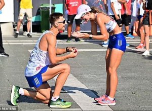 Umukinnyi yatereye ivi umukunzi we ku murongo wo gusorezaho irushanwa ryo kwiruka [AMAFOTO]