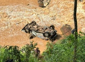 Gakenke: Imodoka ya Kaminuza yakoze impanuka yahitanye abantu 3