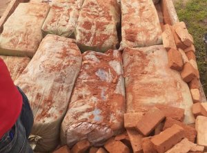 Nyarugenge: Bafashwe bapakiye imifuka 25 ya Caguwa munsi y'amatafari