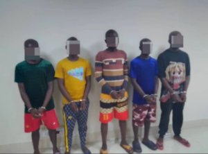 Polisi yerekanye abasore batanu bashinjwa gushikuza abagenzi utwabo