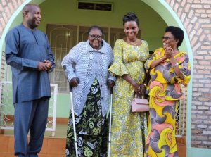 Perezida Evariste Ndayishimiye yasuye umubyeyi wa nyakwigendera Petero Nkurunziza [AMAFOTO]