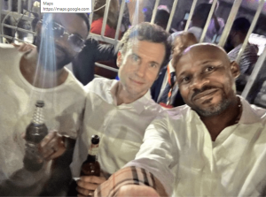 Perezida Macron yatemberanye na Fally Ipupa banywera inzoga mu muhanda