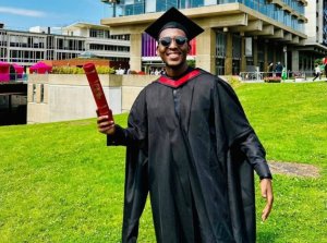 Umunyarwenya Arthur Nkusi yahawe Masters mu Bwongereza