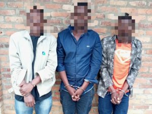 Polisi yafashe abasore 3 bari kunywa inzoga mu mafaranga bashinjwa kwiba umucuruzi