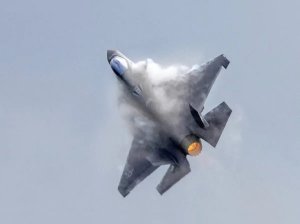 Indege ya gisirikare ya Navy F-35 ya Amerika yahiriye muri California