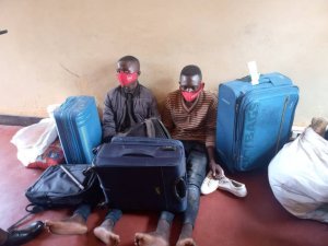 Gasabo:Polisi yafashe abasore barimo kwiba mu rugo rw'umunyamahanga