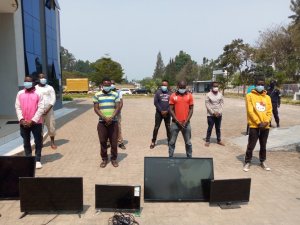 Rubavu: Polisi yerekanye agatsiko k'abajura bitwazaga imihoro bakiba abaturage 