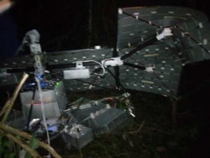 Abakongomani batunguwe n'icyuma kidasanzwe cyaguye mu ishyamba giturutse mu kirere[AMAFOTO]