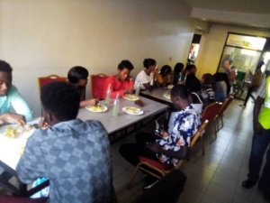 Abantu 21 biganjemo urubyiruko bafatiwe muri restaurant yo mu Mujyi wa Kigali bari kwizihiza isabukuru y'amavuko