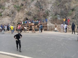 Karongi: Imodoka ya FUSO yarimo abantu 13 yakoze impanuka ihitana abantu 4 