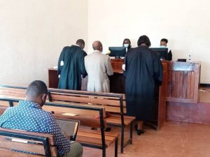 Paul Rusesabagina yagejejwe imbere y'urukiko ku nshuro ya mbere arinzwe bikomeye