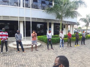 Polisi yerekanye abasore 4 bakekwaho kwiba arenga miliyoni FRW sitasiyo za Peteroli