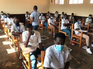 Abanyeshuri barangije amashuri yisumbuye n'abo mu cyiciro rusange batangiye ibizamini