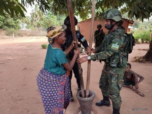 IFOTO Y'UMUNSI: Ingabo z'u Rwanda zasubije abaturage bo muri Palma mu byabo banabafasha gusekura ibigori