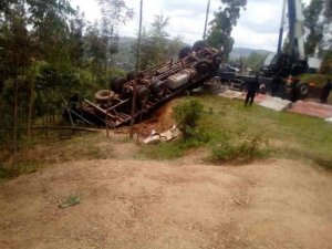 Kamonyi: Ikamyo yataye umuhanda igonga abarimu 2 umwe ahasiga ubuzima