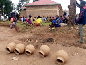 Musanze: Abasigajwe inyuma n'amateka barenga ku mabwiriza bavuga ko ‘aho kwicwa n'inzara bakwicwa na Covid-19'