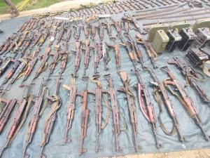 RDF yateye ivuganye ibyihebe 2 muri Mozambike ibyambura intwaro nyinshi [AMAFOTO]