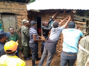 IFOTO Y'UMUNSI:Abasenateri bagaragaye bubakira abatishoboye 