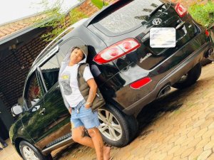 Dore amafoto y'imodoka y'akataboneka DJ Brianne yahawe n'umufana we[AMAFOTO]