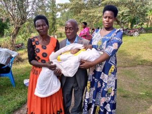 Umusaza w'imyaka 83 ari mu byishimo byo kwibaruka imfura ye nyuma nyuma y'igihe kirekire ategereje umwana [AMAFOTO]