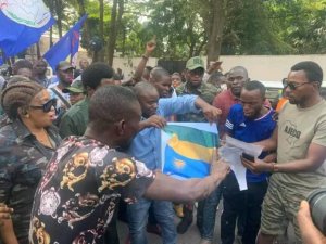 DRC: Nyuma yo gukora amahano yo gutwika ibendera ry'u Rwanda barashaka kuvogera imipaka