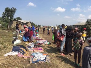 Rubavu:Bamwe mu baturage batangiye kugurisha imyambaro batunze kubera inzara