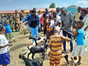 Itorero Bethesde rya Mwogo ryoroje abatishoboye ihene 25,ritanga na Mituweli 75