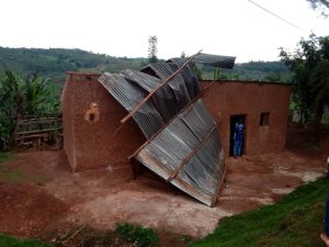 Musanze:Imvura yasenye amazu 56 n'abantu 3 barakomereka