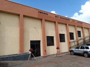 Umugore w'imyaka 44 n'abana be bane batawe muri yombi bakurikiranweho icyaha cyo kwica umugabo we bakamuta mu musarane