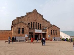 Umukwe yikubise hasi ari gusezerana mu kiliziya ababaherekeje bagwa mu kantu