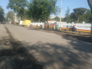 Abagabo buriye igiti cyo kuri Polisi bigaragambya bambaye ubusa