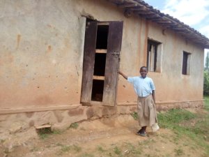 Rutsiro: Baratakamba kuko bameze nk'abigira munsi y'igiti