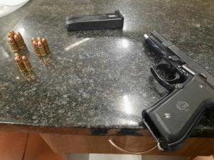 Umupolisi yishe mugenzi we nyuma yo kumufatana n'umugore we