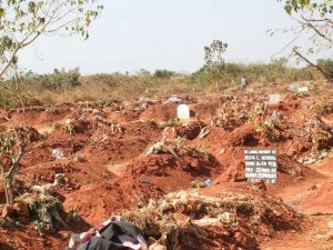 Polisi yafunze umuyobozi w'ishuri wari ugiye kwicwa nyuma yo gufatwa aririmbira mu irimbi