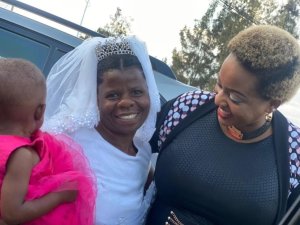 Gahongayire yakoreye agashya abageni bari bavuye gusezerana kwa Padiri n'amaguru