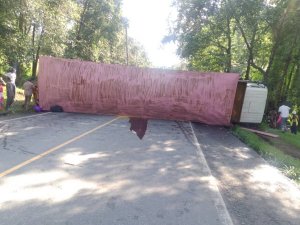 Rubavu: Ikamyo yakoze impanuka ifunga umuhanda wose