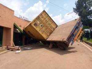 Nyarugenge: Ikamyo yabuze feri igonga inzu yo ku muhanda