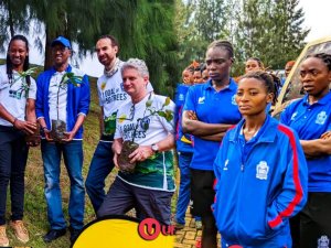 Skol na Orion BBC bifatanyije na Rayon Sport y'Abagore mu muganda batera ibiti 