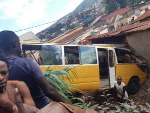 Nyarugenge: Imodoka yari itwaye abanyeshuri b'inshuke yakoze impanuka