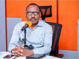 Kazungu Claver wakoraga ikiganiro cy'imikino kuri Radio 10 yasezeye