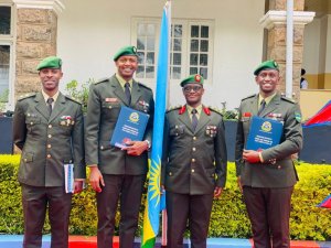 Abofisiye 2 ba RDF basoje amasomo ya girikare muri Kenya