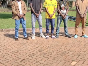 Iburasirazuba: Polisi yerekanye 5 bakekwaho kwiba asaga miliyoni 20 Frw na telefoni 600