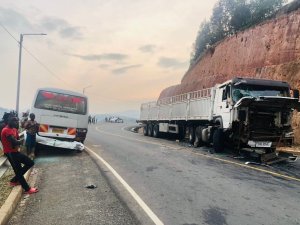 Ngororero: Ikamyo yagonganye na Coaster, bane barakomereka